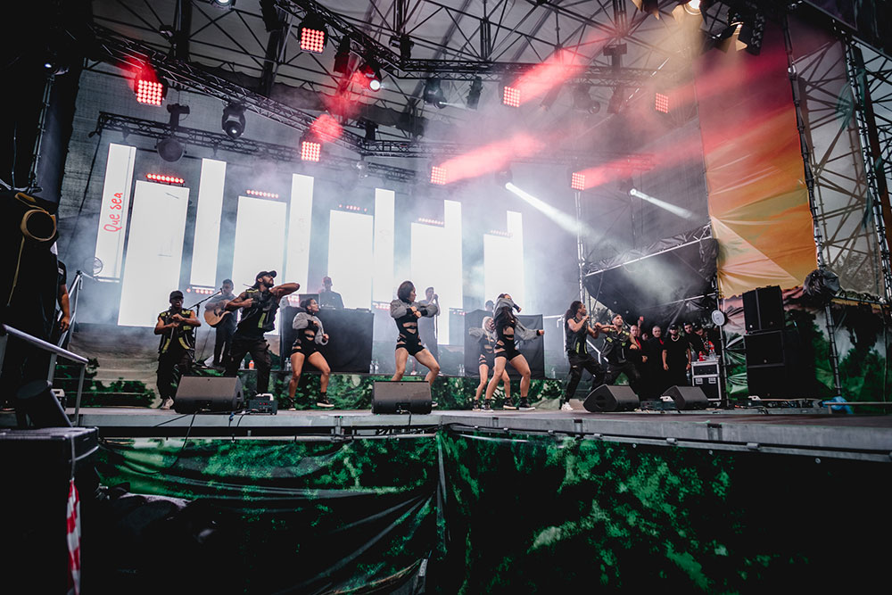 Tänzer auf der Festivalbühne